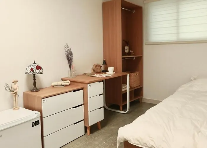 Hostel White Story